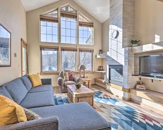 Frisco Condo with Balcony 7 Mi to Copper Mountain! - Frisco - Living room