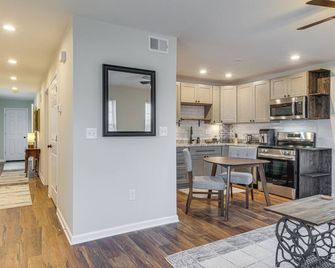 2 Mi to University of Louisville: Apt w/ Fire Pit! - Louisville - Kitchen