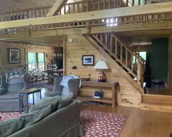 Lake View Log Cabin with amazing views - Hancock - Living room