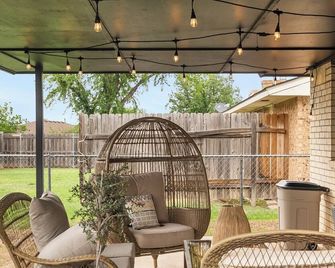 Stay in Style near Lawton's best spots! - Lawton - Terasa