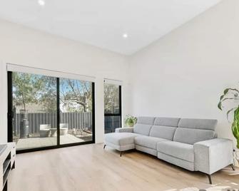 The Grand Luxe Villa - Dandenong - Living room