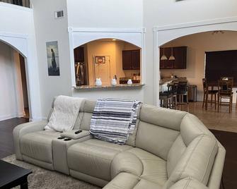 Family Privacy near Gulf Shores, Orange Beach, Fairhope. Private pool. Sleeps 20 - Daphne - Living room
