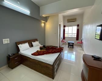 Hotel Sarang Lodging And Boarding - Sātāra - Bedroom