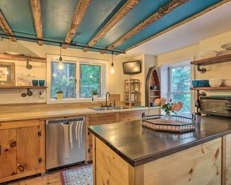 Historic Home in Lambertville Walk to Bridge - Lambertville - Kitchen