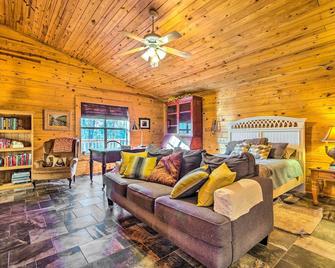 Pet-Friendly Cabot Cabin with Fenced Yard! - Cabot - Living room