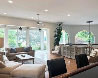 Hudson River Valley Estate New Listing - Verplanck - Living room