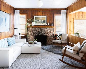 Modern Cottage On Private Lake Close To Ann Arbor - Whitmore Lake - Living room