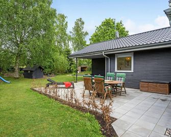Holiday Home Svinget Glesborg Iv - Fjellerup Strand - Patio