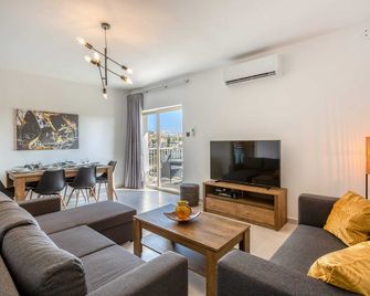 Pool Apartment - Swieqi - Living room