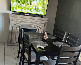 3-bedroom house with AC, WiFi, in the center of the city - Yuma - Dining room