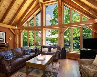 Beautiful cottage on Rebecca Lake Hot Tub lakefront Gazebo - Lake of Bays - Living room