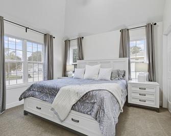 5 Luxury Lake Home - Stockton - Bedroom