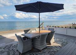 Beautiful home on private beach, sleeps 11! Bring your family and friends! - Fairfield - Balcón