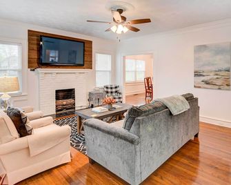 3 Mi to Baylor Waco Vacation Rental - Waco - Living room