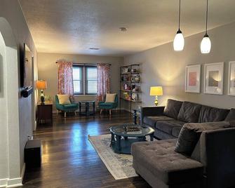 Beautiful 2-bedroom apartment in the heart of downtown Marshfield, WI! - Marshfield - Huiskamer