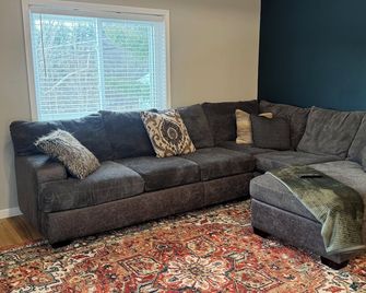 Cozy 2-bedroom house in peaceful Apalachin with heated floors - Apalachin - Living room
