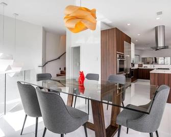 Modern Urban Luxury in the Museum District - Houston - Essbereich