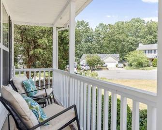 Newly renovated, family home with playset close to downtown - Fuquay-Varina - Balcón