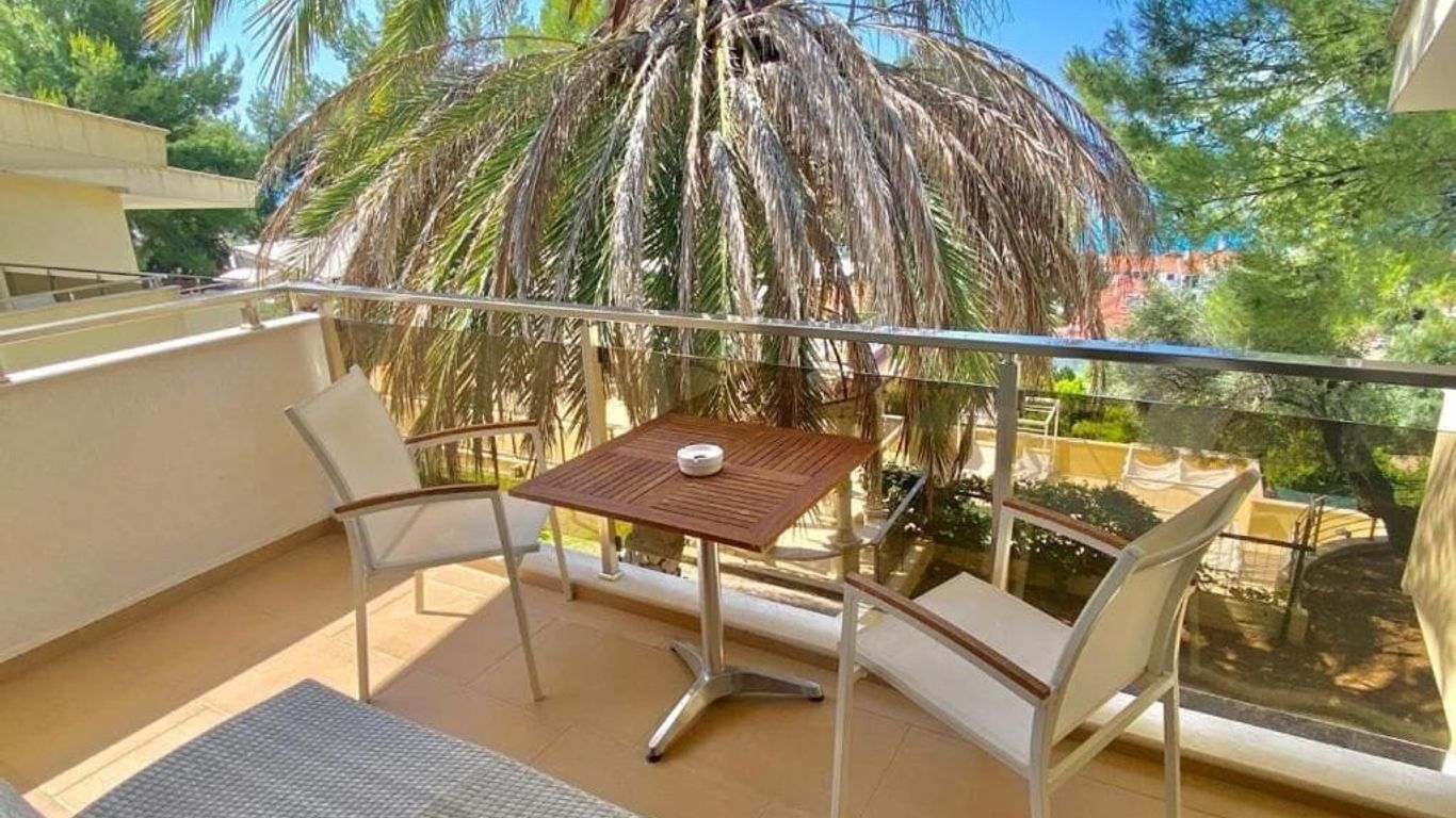 Rahoni Cronwell Hotel by Diomedes Group