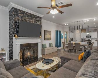 Modern Regional Art Gallery Home - Spacious & New! Tv in each room - Shreveport - Living room