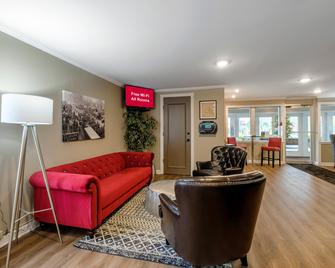 Red Roof Inn & Suites Herkimer - Herkimer - Living room