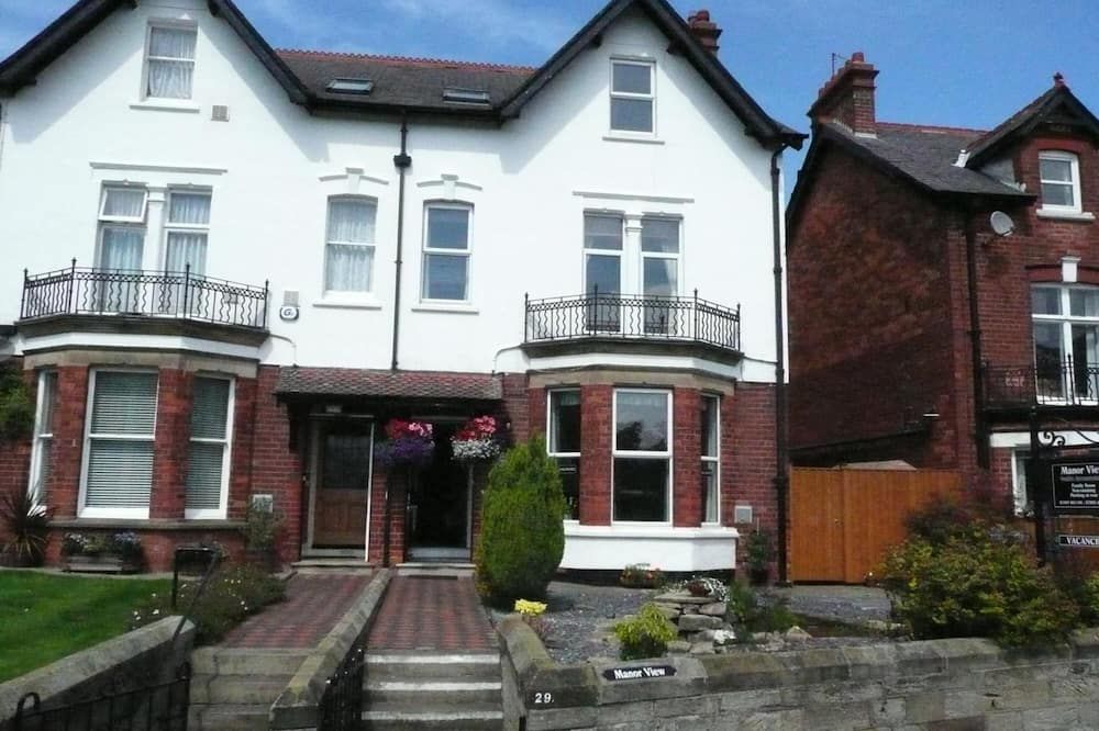 Manor View - וויטבי - בניין