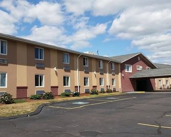 Family Retreat! 3 Relaxing Units, Free Parking, Quick Drive to Gillette Stadium! - Foxborough - Gebäude