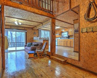 Nolichucky's Retreat - Greeneville - Living room