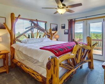 2 Mi to Show Low Lake: Scenic Cabin w/ Balcony - Show Low - Bedroom