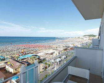 Luxor Beach Boutique Hotel Cattolica - Cattolica - Parveke