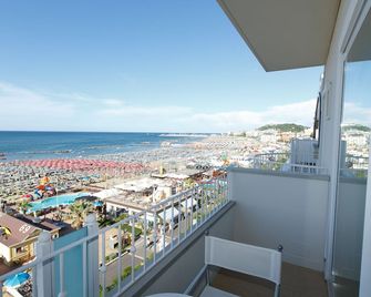 Luxor Beach Boutique Hotel Cattolica - קתוליקה - מרפסת