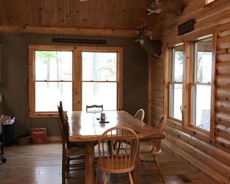 Rustic Log Home in the Pines brGreat place to rest, relax and unwind!! - Tahlequah - Eetruimte
