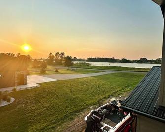 NEW construction 3-bedroom cabin at beautiful Lake Albert with lake access - Arlington