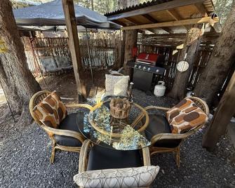 Rustic Cozy Cabin with hot tub - Bragg Creek - Lounge