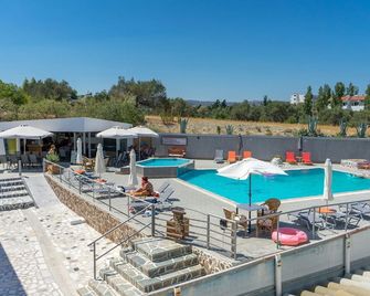 Family House Faliraki Studios Apartments - Faliraki - Bể bơi