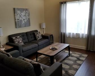 sunset cottages and motel - Ligonier - Living room