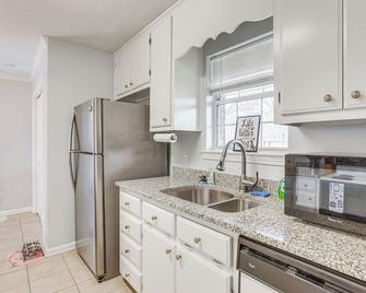 Pet-Friendly Millbrook Home Patio and Yard! - Millbrook - Kitchen