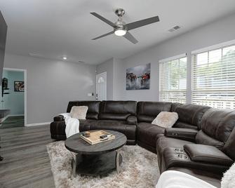 Relaxing Luxury Near Airport & Downtown Atlanta - East Point - Living room