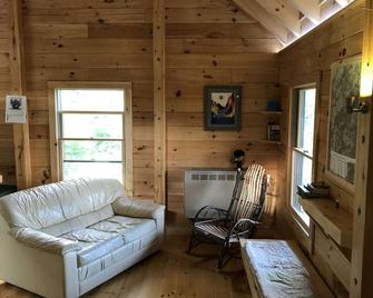Isolated Log Cabin with Panoramic Views of Cherry Pond and White Mountains - Jefferson - Sala de estar