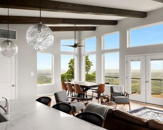 Modern Escape w Mountain Views Fire Pit & Swing - Martinsburg - Eetruimte