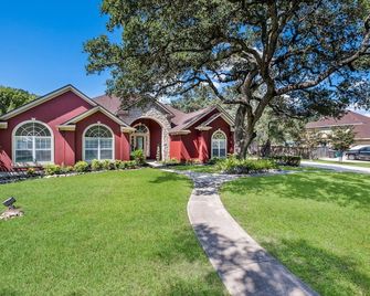 Newly Remodeled!! One Story With Pool And Hot Tub - Helotes - Edificio