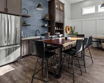 It's a cozy condo in the city! - Lithia Springs - Dining room