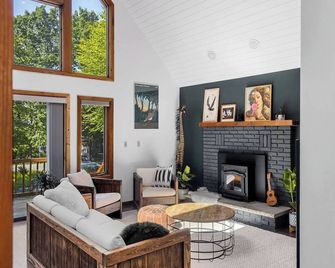 A-Frame | Ski | Hike | Hot Tub | Firepit - East Stroudsburg - Salon