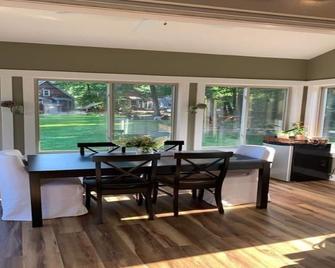Beach & pond Cottage - Westford - Dining room