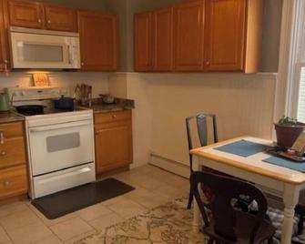 Private Bed, Bath, Parking in Quiet Jim Thorpe Home - Jim Thorpe - Kitchen