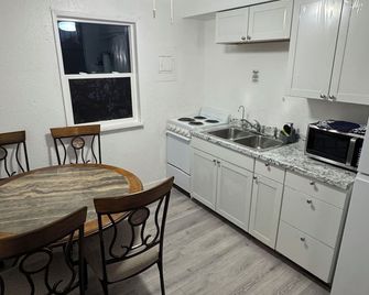 Cozy 2BD House unit 1 Med district - Wasilla - Kitchen