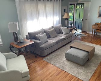 Conviently located cozy 2 bedroom home on quiet street. - Elkin - Living room