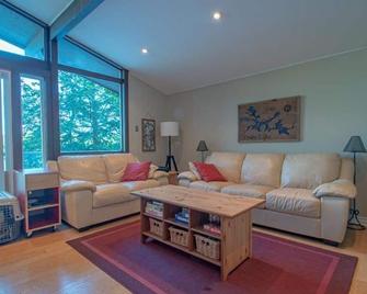 Crane's Landing - 3BR Cottage w/ Great Swimming, Watercraft, Dock & Firepit - Mactier - Living room