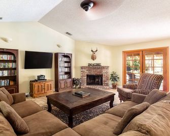Large family Gathering? Have them all under one roof in this beautiful setting - Lake Elsinore - Sala de estar