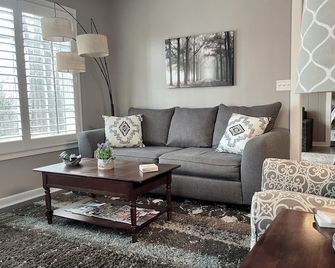 Cozy Cottage Wooded Retreat - Hendersonville - Living room